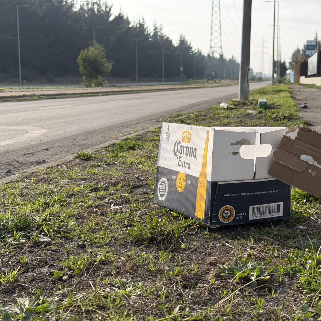 Una caja de cervezas abandonada en la calle Javiera Carrera, también llamada Pista Oscura.